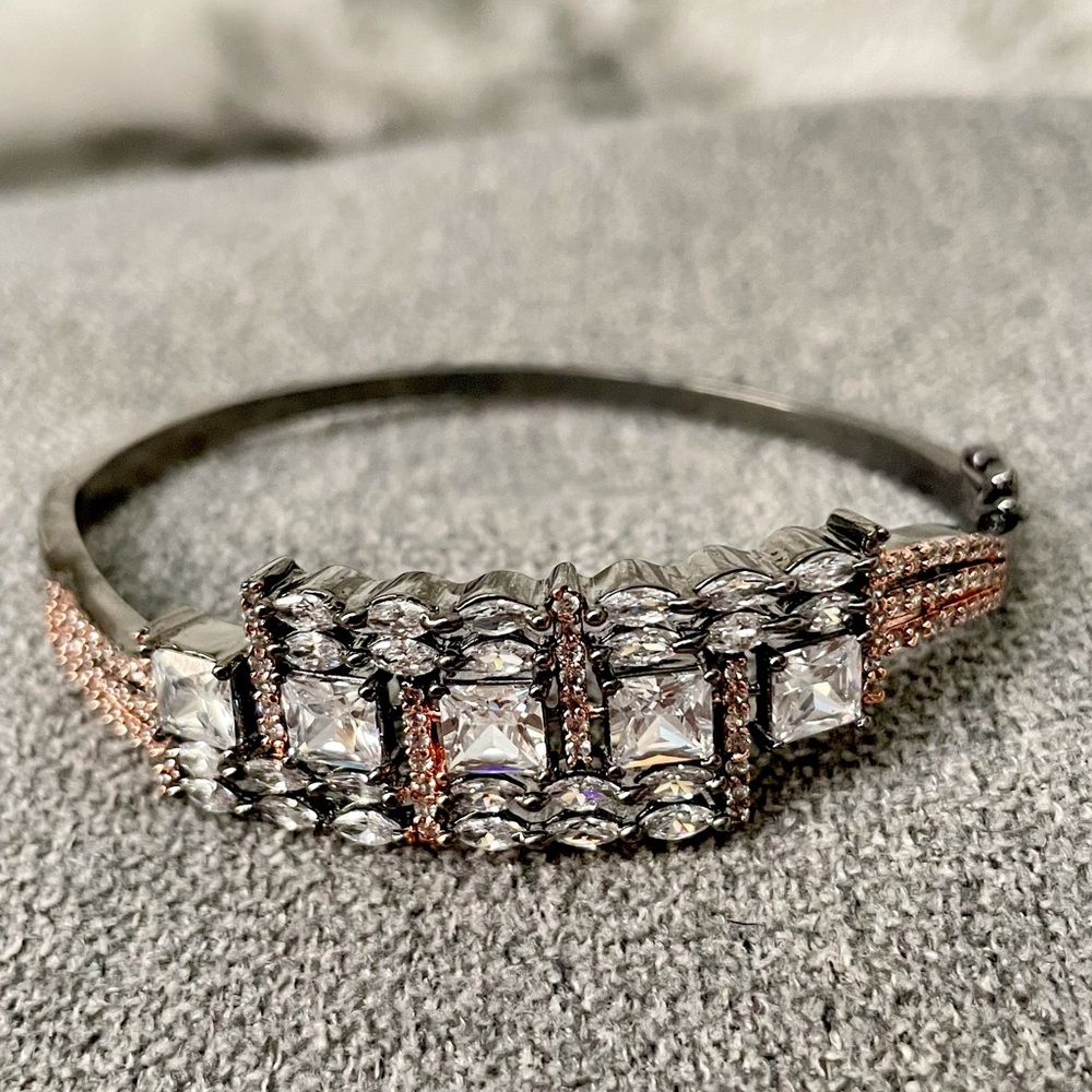 Brand New!! Victorian toned openable bracelet